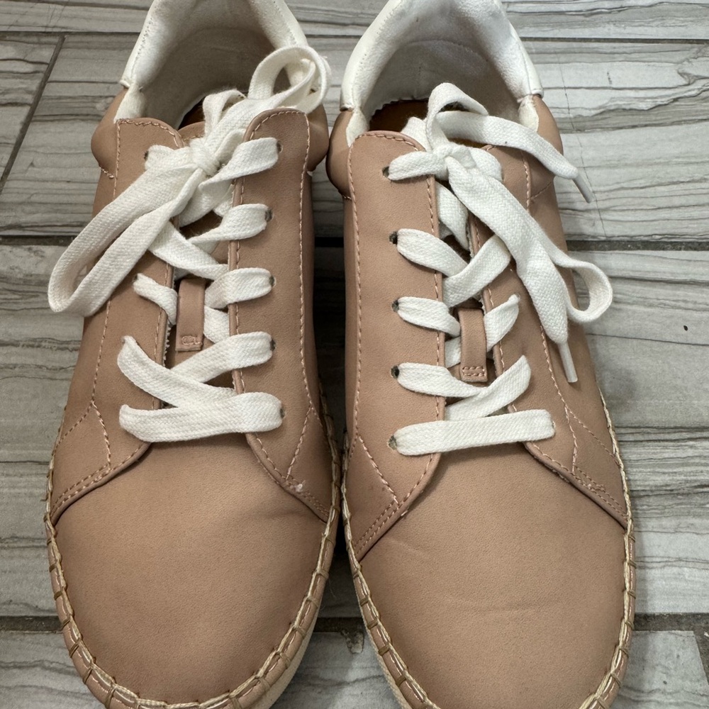 Universal Thread Women's Beige Lace-Up Sneakers